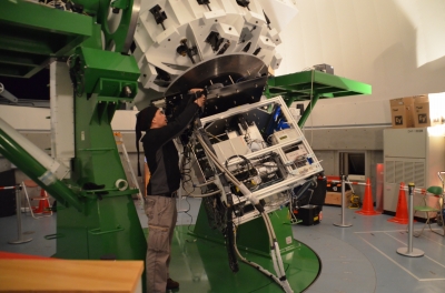 ピリカ望遠鏡に観測機器を取り付けるロックハート研究員