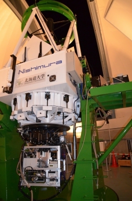 ピリカ望遠鏡に観測機器を取り付けるロックハート研究員