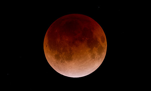 2011年12月10日 23時29分撮影された皆既月食