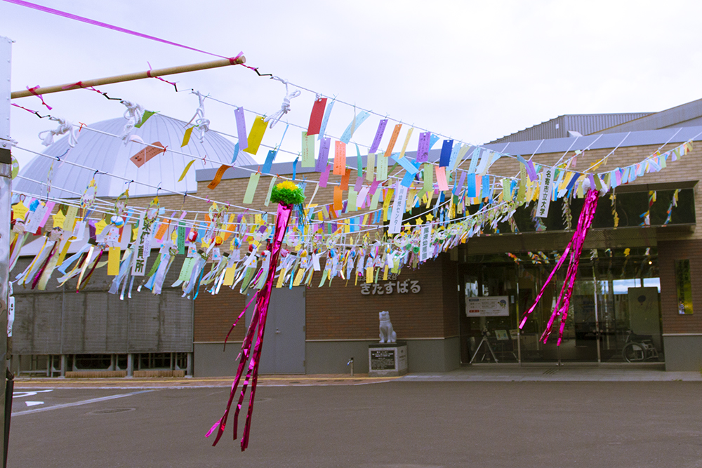 屋外に飾られた短冊