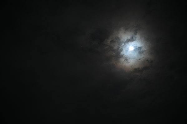 閉館後に現れた満月の写真