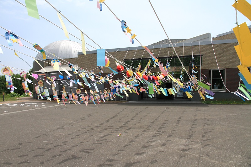 屋外に飾られた短冊（2021年）