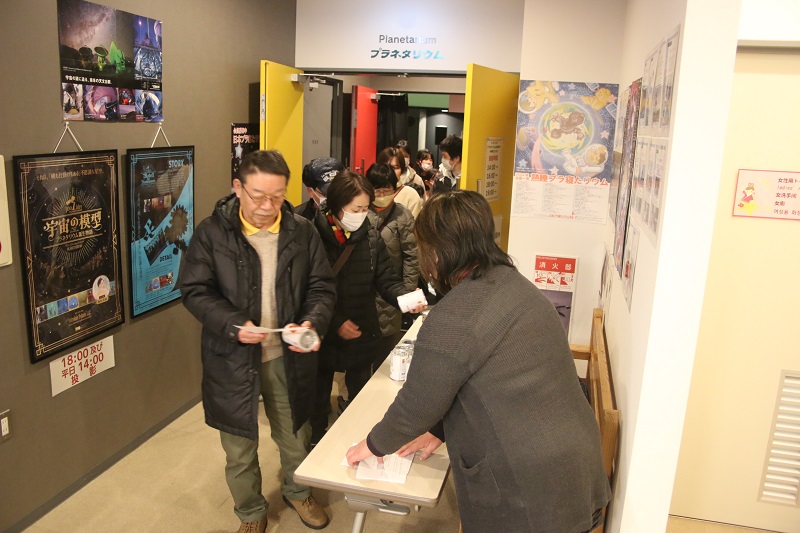 名寄市役所防災担当と協力した非常用備蓄食料品の配布