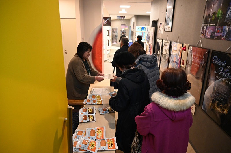 名寄市役所防災担当と協力した非常用備蓄食料品の配布