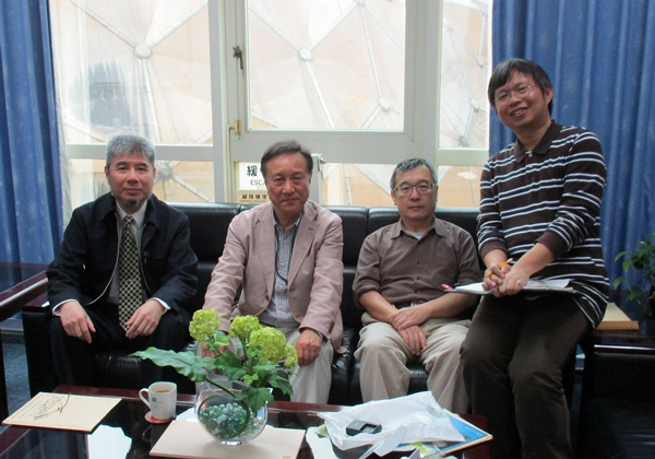 台北市立天文科学教育館 陳岸立館長（写真左）とメンバーと山田名誉台長（写真左から２番目）