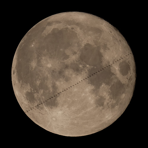 2021年7月24日に撮影されたISSの月面通過