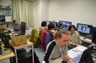 観測中のロックハート研究員