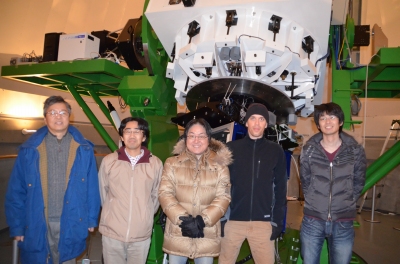 ロックハート研究員、渡部　重十教授、なよろ市立天文台の観測者集合写真