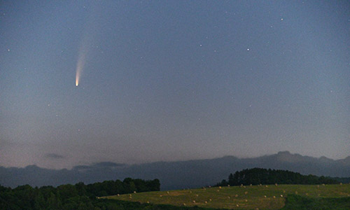 2020年7月10日 02時25分に撮影されたネオワイズ彗星