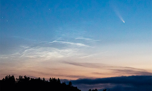2020年7月18日 02時49分に撮影されたネオワイズ彗星と夜光雲