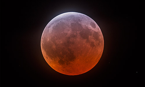 2015年4月4日 21時00分撮影された皆既月食
