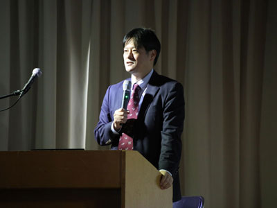 講演する本間希樹氏の写真