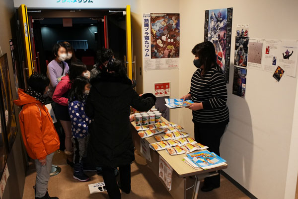 名寄市役所防災担当と協力した非常用備蓄食料品の配布