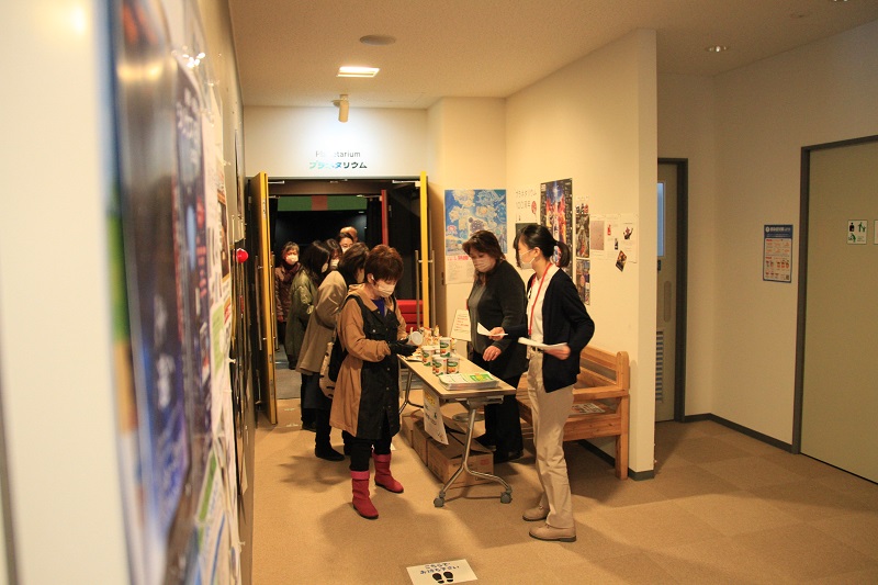 名寄市役所防災担当と協力した非常用備蓄食料品の配布