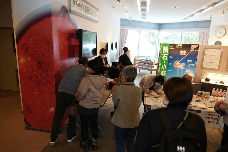 名寄市役所防災担当と協力した非常持ち出し品セットの展示