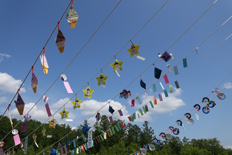 屋外に飾られた短冊（2023年）