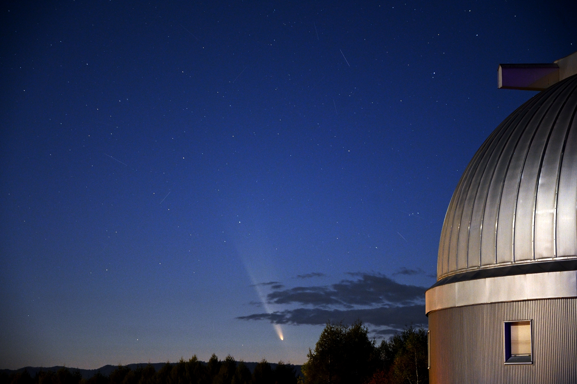 紫金山・アトラス彗星（なよろ市立天文台・屋上天体広場）