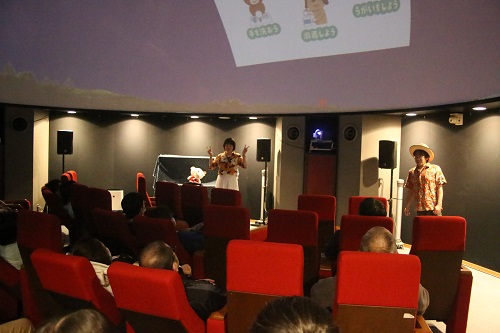 羊の着ぐるみでお出迎え