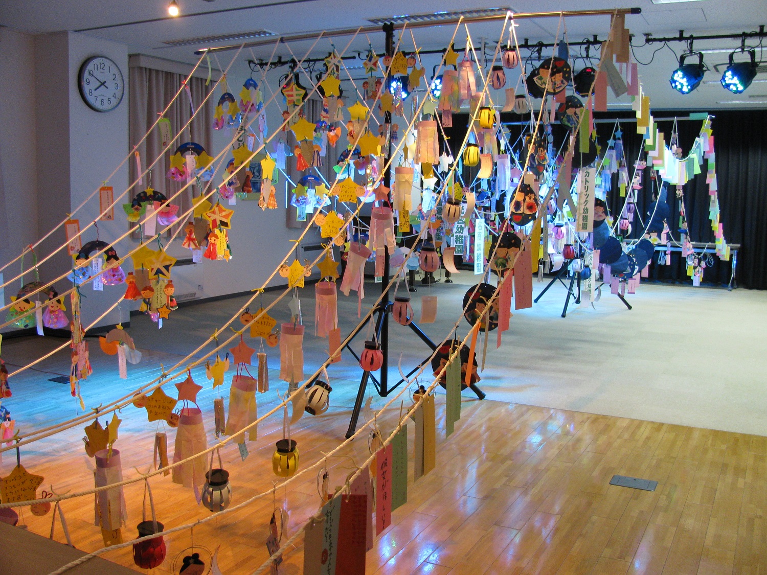 屋内に飾られた短冊（2024年）