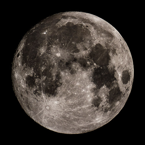 2015年9月627日に撮影された中秋の名月の写真
